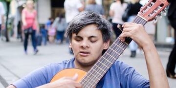 El cantor es una figura emblemática de la peatonal Córdoba\u002E (FB Marcelo Moyano)