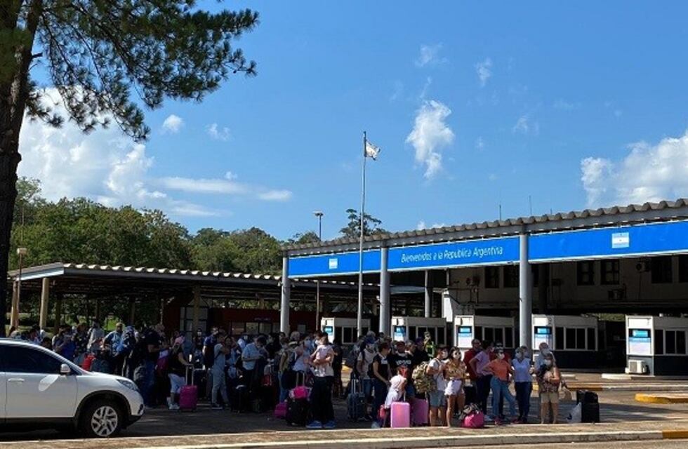 El gobierno provincial dispuso más de 60 ómnibus para los turistas varados en Iguazú