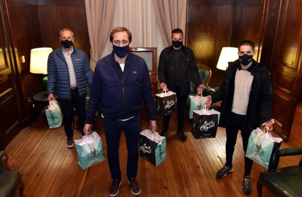 Una heladería de La Plata realizó una campaña solidaria y donó 500 barbijos al Municipio