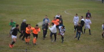 La terna arbitral catamarqueña corre hacia el túnel para escapar de las agresiones de los locales\u002E