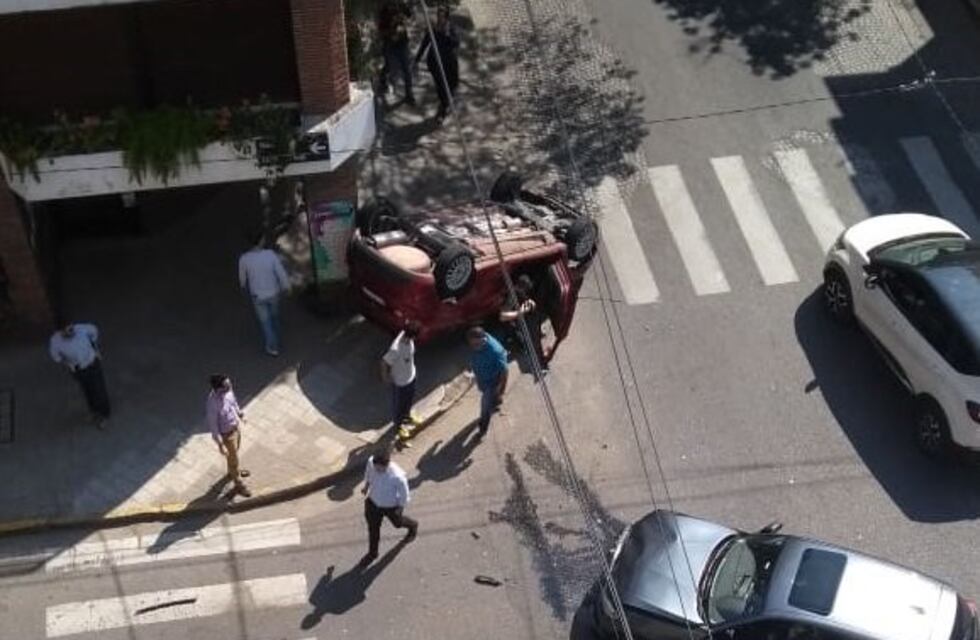 Colisión y espectacular vuelco de un auto en Zeballos y Balcarce