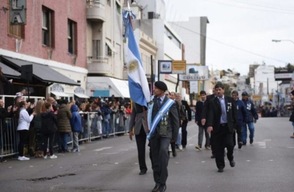 Comodoro conmemora el 25 de Mayo con un desfile cívico-militar