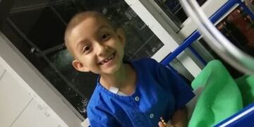 Un niño celebró el fin de su tratamiento de quimioterapia con un emotivo mensaje en el auto de su papá