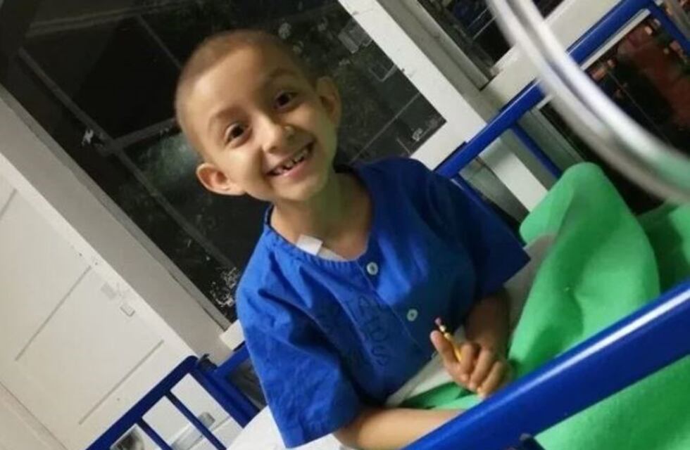 Un niño celebró el fin de su tratamiento de quimioterapia con un emotivo mensaje en el auto de su papá