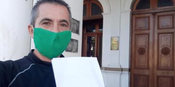 Autorizaron a trabajar al vendedor de buñuelos de Plaza Ameghino
