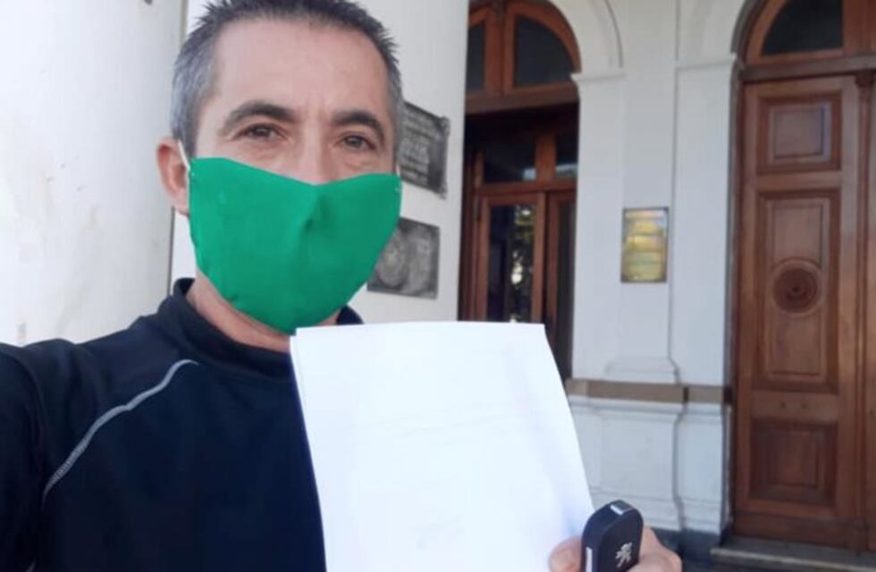 Autorizaron a trabajar al vendedor de buñuelos de Plaza Ameghino