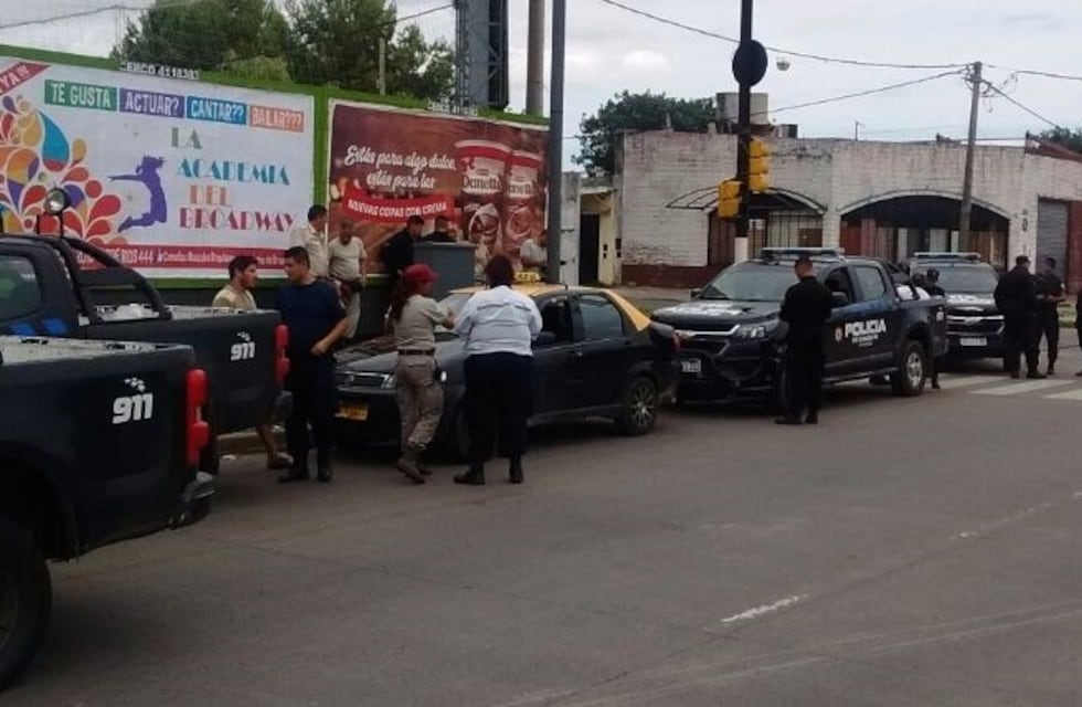Circulaba con un taxi trucho, intentó huir pero fue detenido