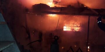 Incendio destruye un taller mecánico