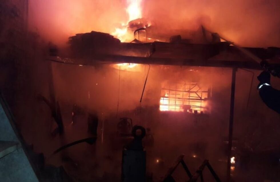 Un incendio destruyó gran parte de un taller mecánico
