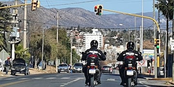 Policías motorizados en Villa Carlos Paz. (Foto: VíaCarlosPaz).