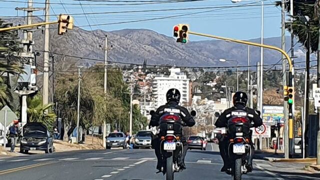 Policías del Escuadrón Motorizado de Villa Carlos Paz. (Foto: archivo / VíaCarlosPaz).