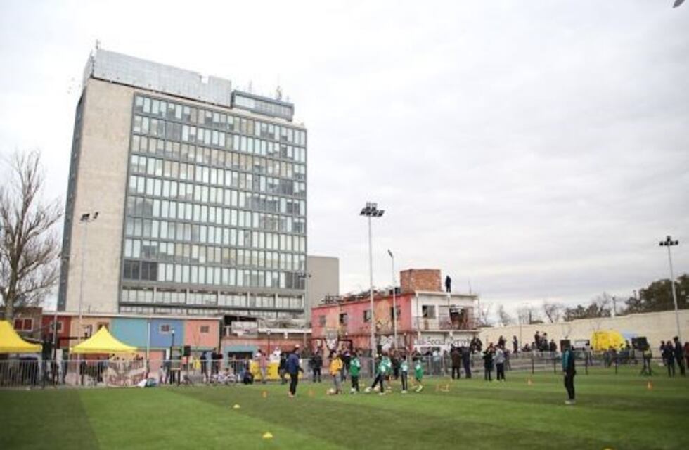 Inauguran una cancha de fútbol, otra de básquet y una plaza de juegos en la Villa 31