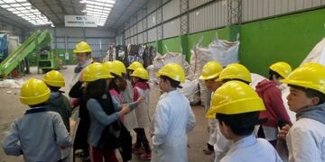 Alumnos Escuela 14 en la Planta de Reciclado\u002E (prensa municipal)