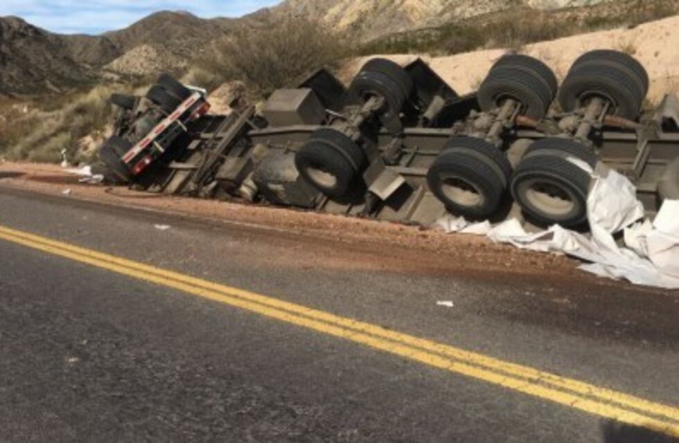 Una vez más, la ruta a Chile fue el escenario de un accidente: volcó un camión