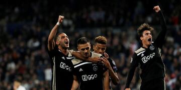 Soccer Football - Champions League - Round of 16 Second Leg - Real Madrid v Ajax Amsterdam - Santiago Bernabeu, Madrid, Spain - March 5, 2019  Ajax's Dusan Tadic celebrates scoring their third goal with David Neres, Hakim Ziyech and Nicolas Tagliafico   REUTERS/Susana Vera