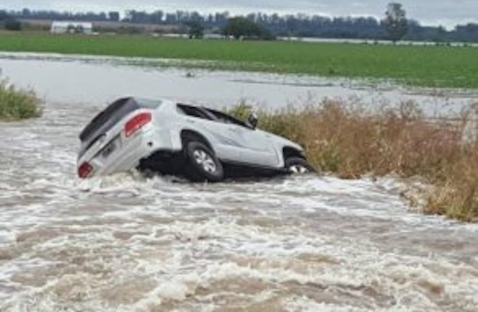 Autos varados y pueblos anegados, las postales que deja el temporal en la provincia