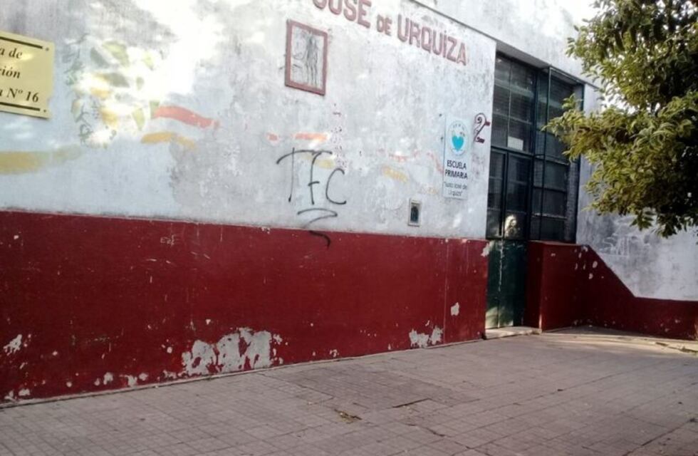 Abrazo simbólico a la Técnica Nº 2 y manifestación en la Escuela Nº 16 por el estado del edificio