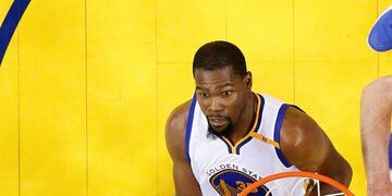 Cleveland Cavaliers forward LeBron James, left, shoots against Golden State Warriors forward Kevin Durant during the second half of Game 5 of basketball's NBA Finals in Oakland, Calif\u002E, Monday, June 12, 2017\u002E The Warriors won 129-120 to win the NBA championship\u002E (Monica M\u002E Davey/Pool Photo via AP) eeuu oakland LeBron James basquetbol liga NBA basquetbolistas partido cavaliers vs warriors