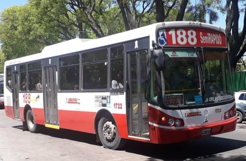 Villa Fiorito: robaron en un colectivo de la línea 188, atacaron al chofer y le dejaron un cuchillo clavado en el rostro