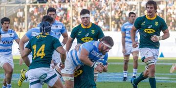 AME5827\u002E SALTA (ARGENTINA), 10/08/2019\u002E- Marcos Kremer de Pumas de Argentina contra el jugador Steven Kitshoff de Springbocks de Sudáfrica este sábado durante el juego del Rugby Championship 2019 entre Argentina y Sudáfrica en el estadio Ernesto Martearena en Salta (Argentina)\u002E EFE / Jan Touzeau