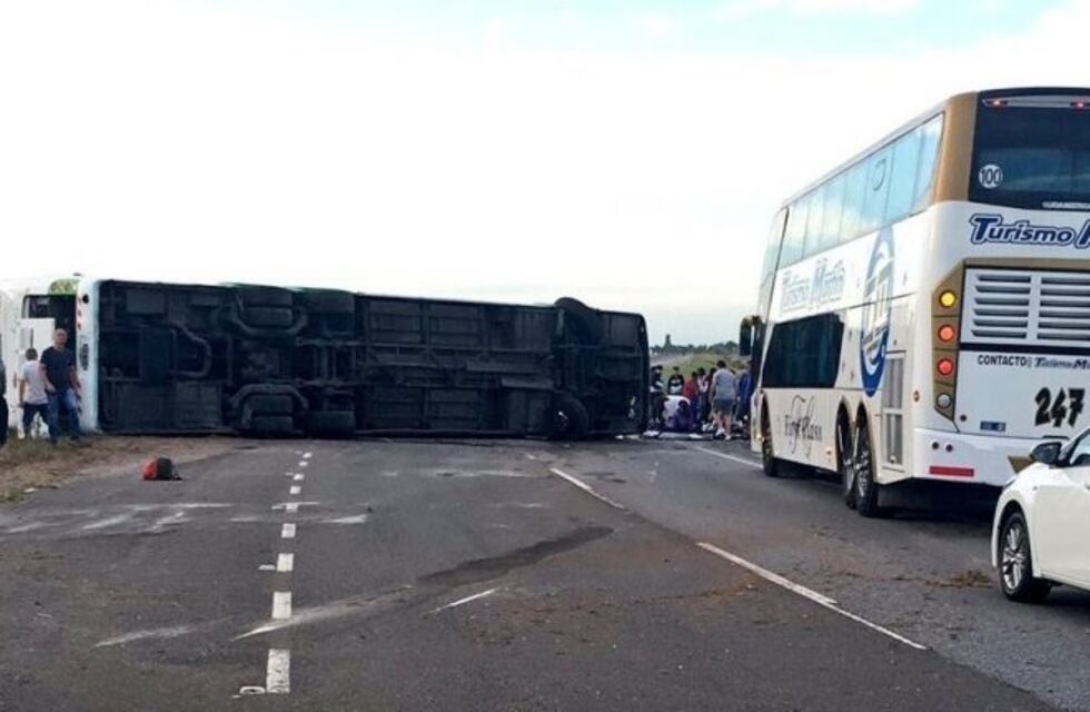 "Se me fue", reconoció el chofer del micro que volcó en la ruta 2 con niños que iban de viaje de egresados