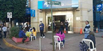 Posadas\u002E Cola organizada frente al Banco Macro en la Plaza 9 de Julio con los clientes esperando sentados cómodamente en sillas\u002E (Misiones Online)