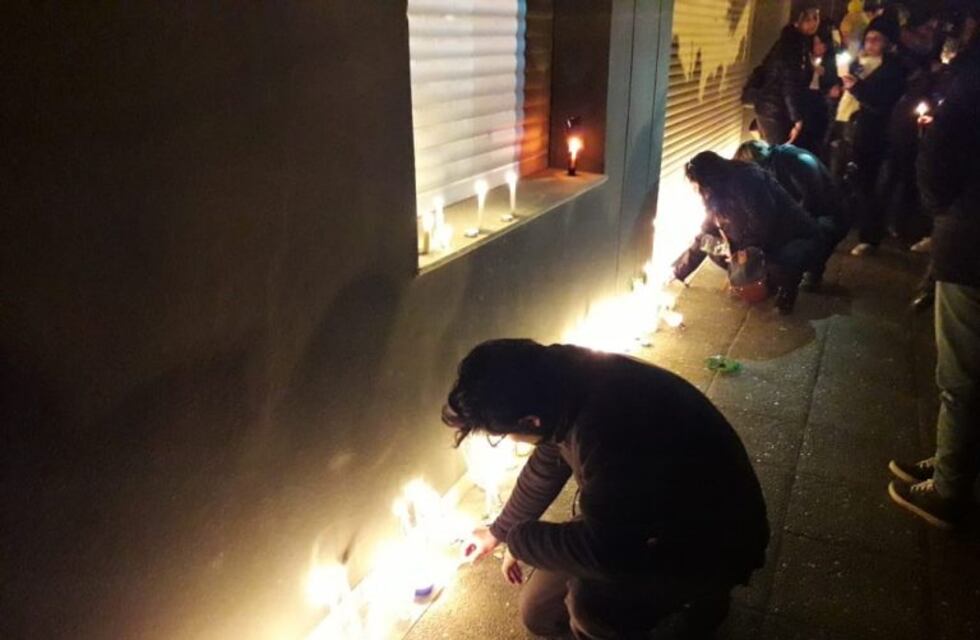 Velas de dolor por el fallecimiento de las docentes