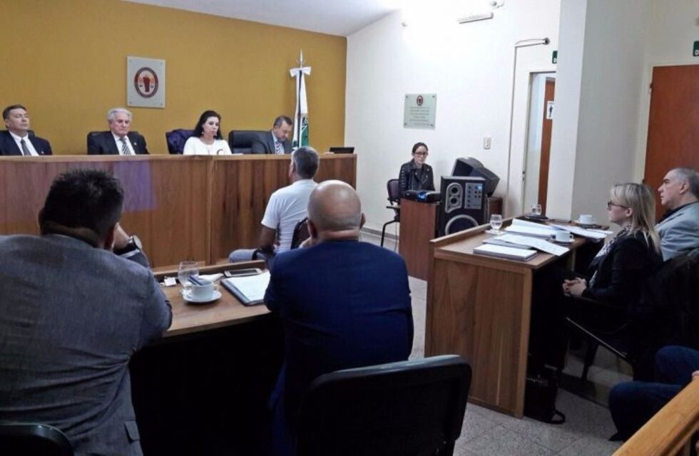 Lo condenaron a 25 años de cárcel por abusar de sus dos hijas y embarazar a una