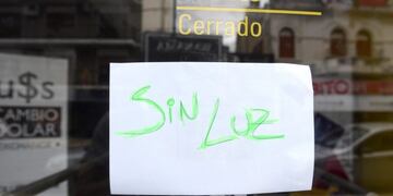 AME9599\u002E BUENOS AIRES (ARGENTINA), 07/02/2020\u002E- Vista general del Barrio de Villa de Parque donde varias tiendas debieron cerrar sus puertas a causa de los cortes de energía, este viernes, en Buenos Aires (Argentina)\u002E Como cada verano austral, miles de usuarios sufren en Buenos Aires y su cinturón urbano constantes apagones por el exceso de consumo energético por la ola de calor\u002E EFE/ Fabián Mattiazzi