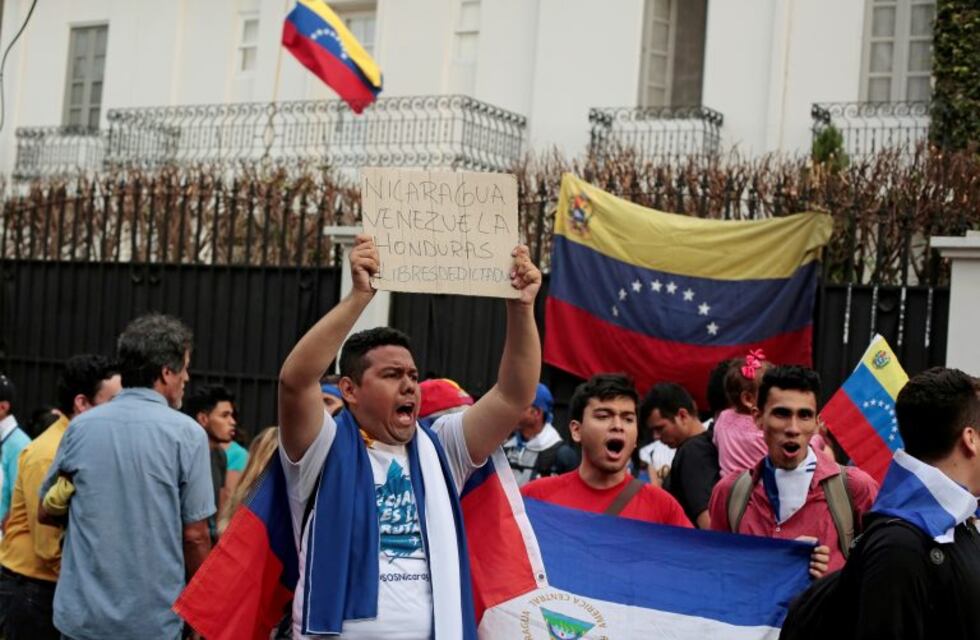 Los venezolanos vuelven a las calles tras el efímero levantamiento militar