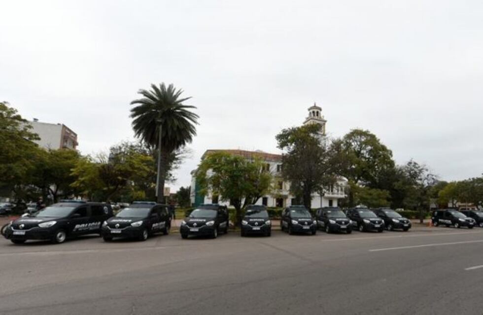 Zamora entregó 20 vehículos a la policía para reforzar los controles