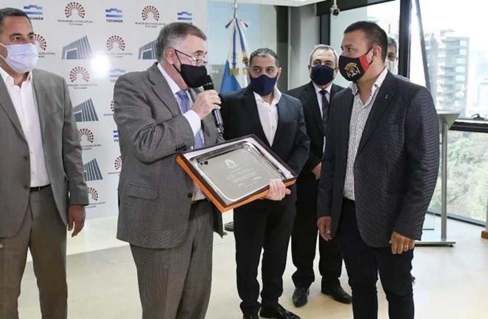 Jaldo entregó una distinción a Bomberos Voluntarios y Guardaparques