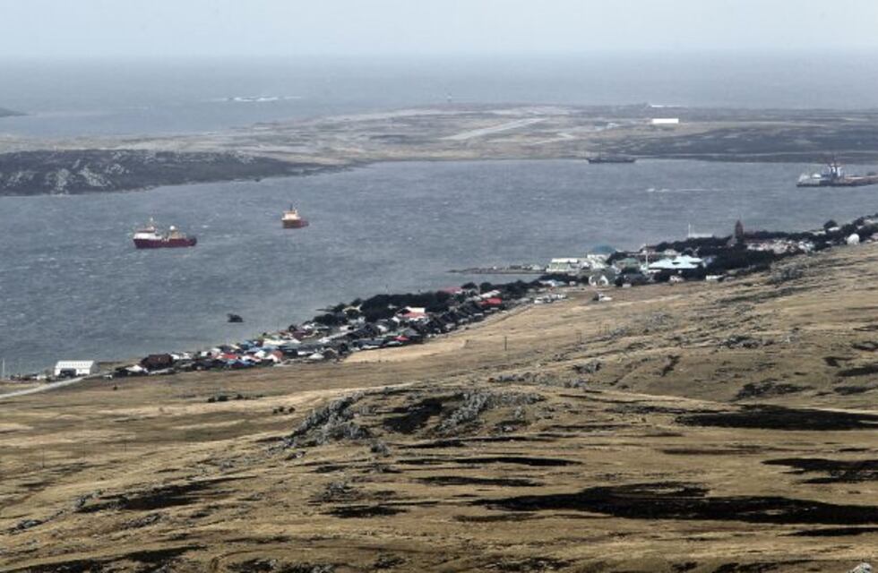 Una nadadora argentina intentará unir mañana las dos grandes islas de las Malvinas