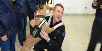 El comisario general Néstor Roncaglia y el perro Chizzo (Foto: captura video)
