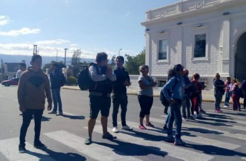 Los vecinos desalojados de Ribera del Valle protestas frente al Palacio Municipal