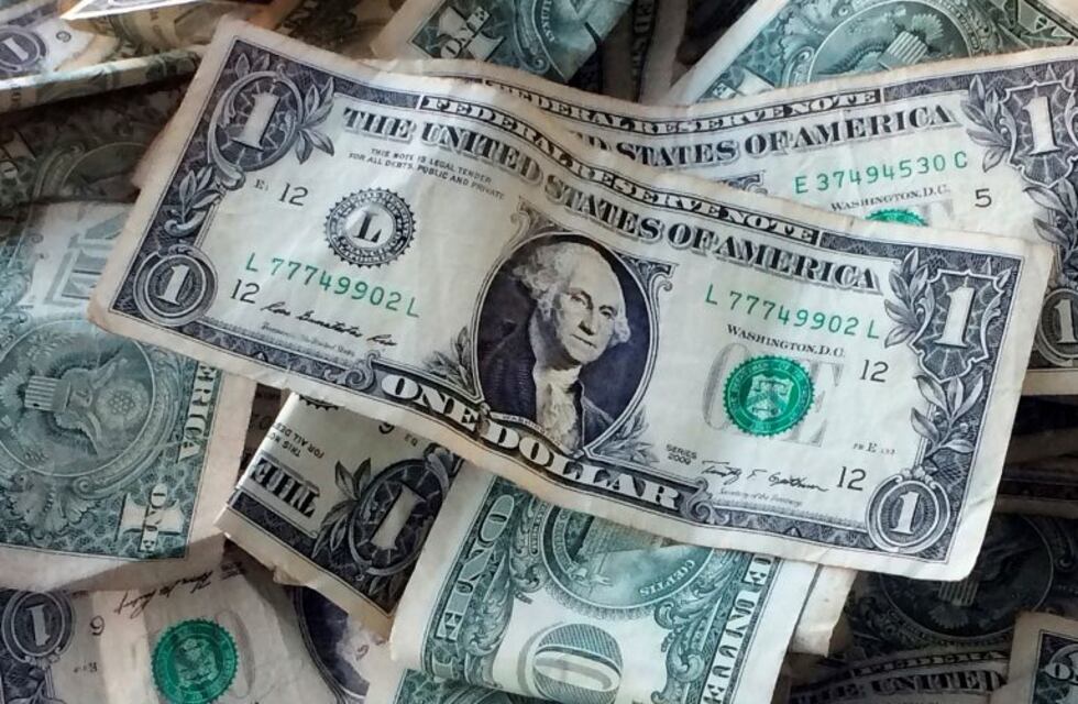El dólar bajó casi 20 centavos y finalizó por debajo de los $43
