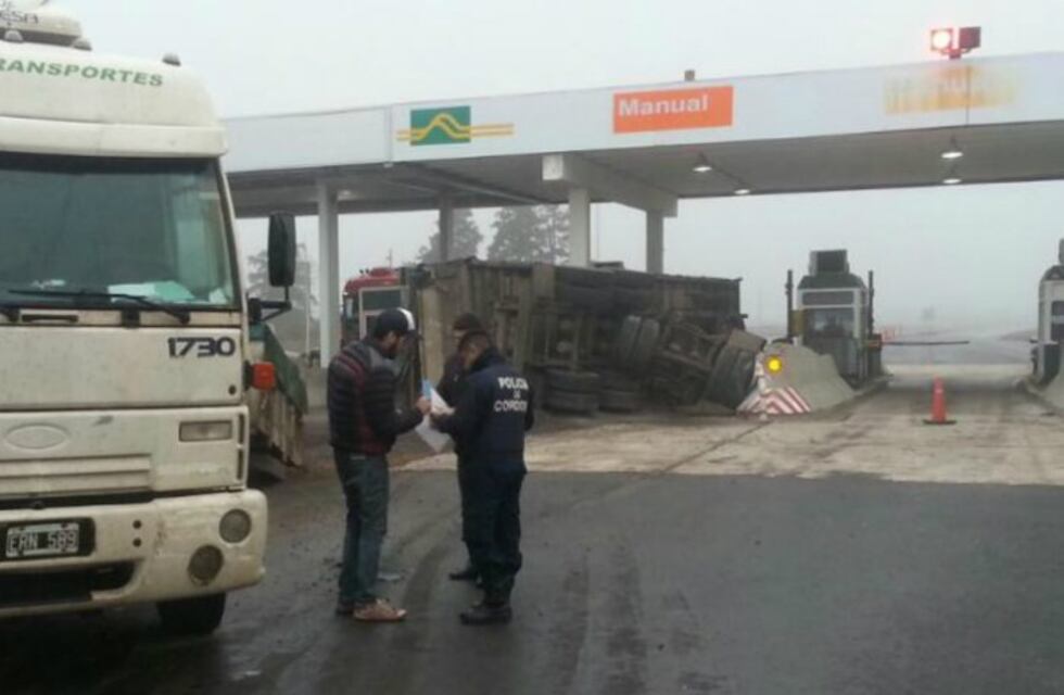 Un camión cargado de 30 mil kilos de piedra chocó una cabina de peaje en Córdoba