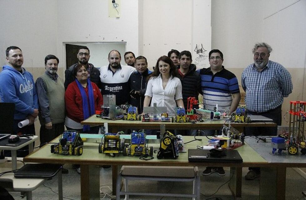 El Ministerio de Ciencia y Tecnología entregó kits de robótica a escuelas de la provincia