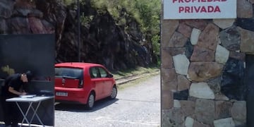 En la entrada se instaló un portón junto a un guardia de seguridad que pide documentación a quienes quieran pasar\u002E
