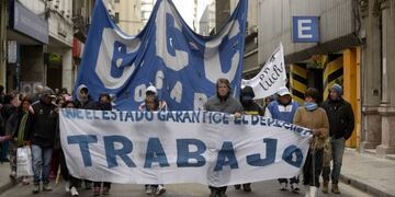 Organizaciones sociales marchan hasta el Concejo Municipal por la Emergencia Social y Alimentaria\u002E (@BeatrizPriotti)