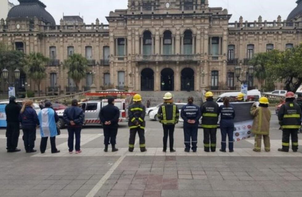 Bomberos Voluntarios realizaron un reclamo frente a la Casa de Gobierno