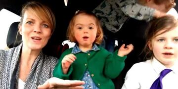 El emocionante video de 50 madres con sus hijos con Síndrome de Down (Foto: Captura)