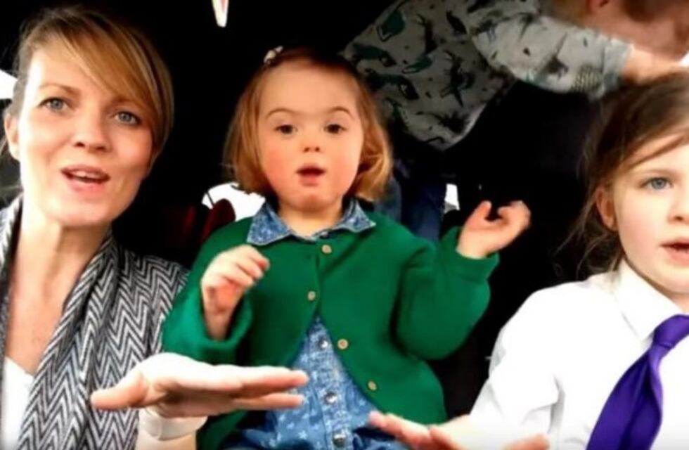 El emocionante video de 50 madres con sus hijos con Síndrome de Down