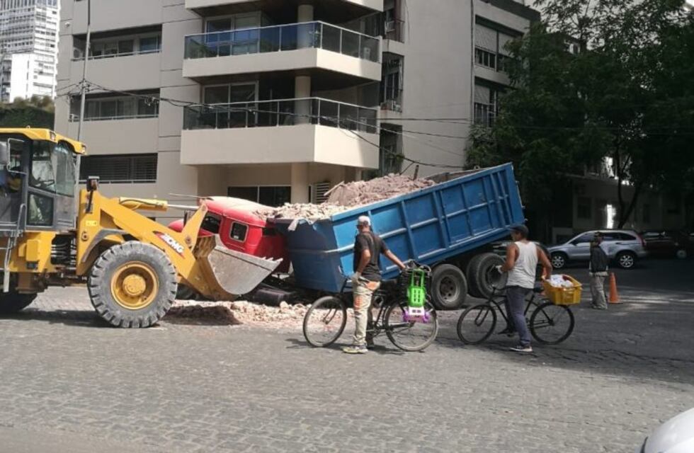 Literal: camión se partió al medio en avenida Belgrano y la bajada de Tucumán