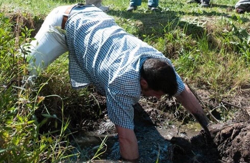 Insólito: un intendente se sacó la ropa para rescatar una camioneta sumergida