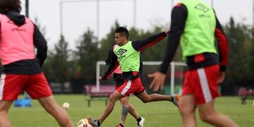 Víctor Figueroa reapareció entre los concentrados para enfrentar al \