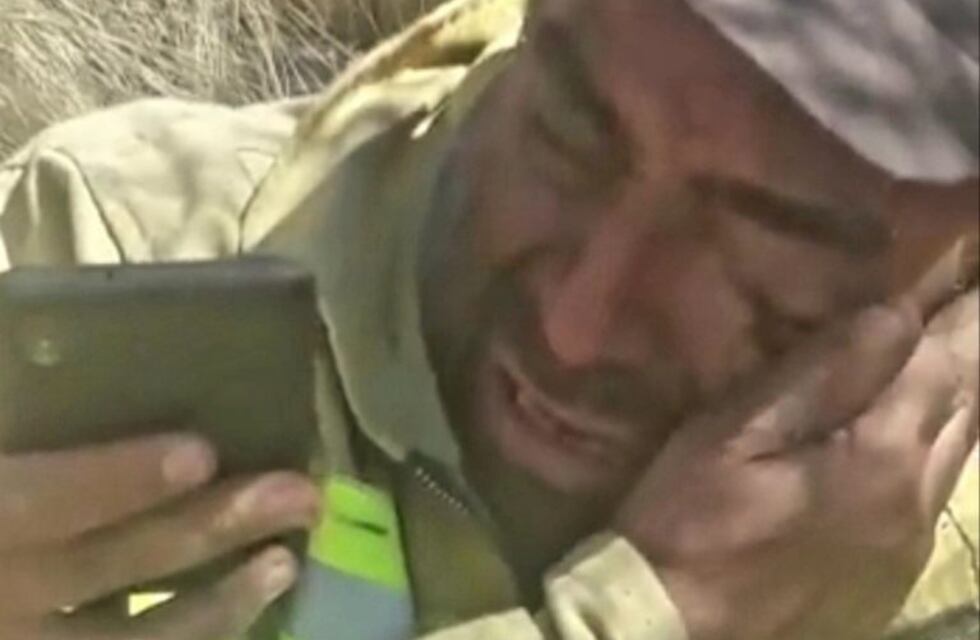 "Perdón": el conmovedor llanto de un bombero en plena lucha contra el fuego