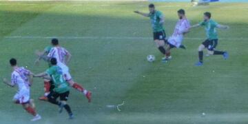 Al momento del remate de Castelli, el goleador Vegetti estaba habilitado\u002E Mal anulado el gol\u002E