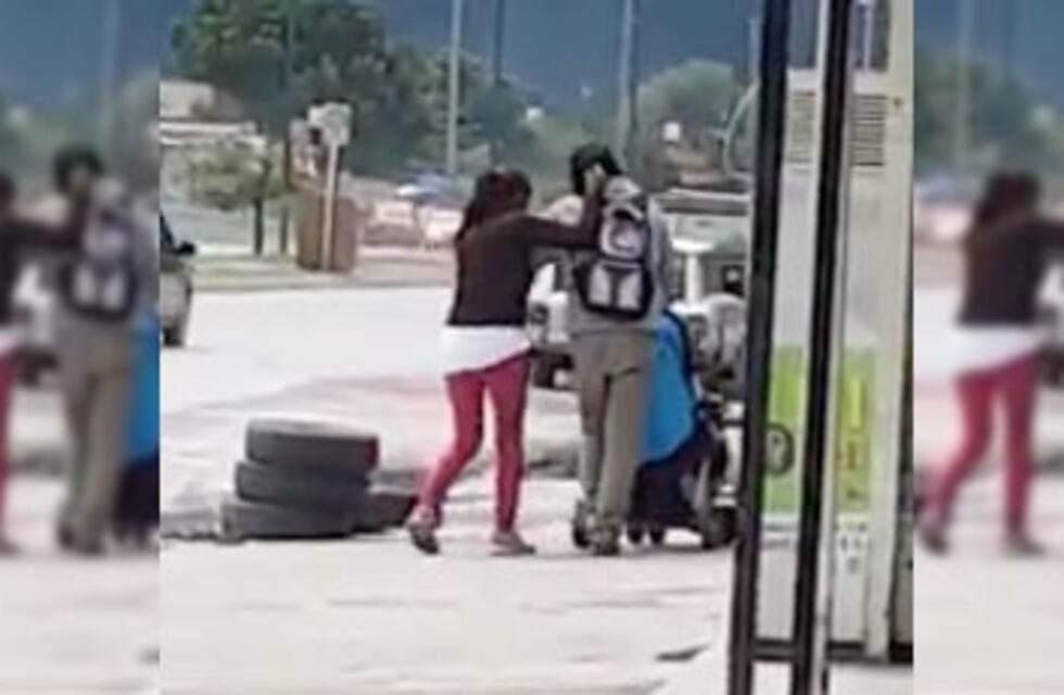 Una mujer golpeó a un hombre por la calle mientras empujaba un cochecito