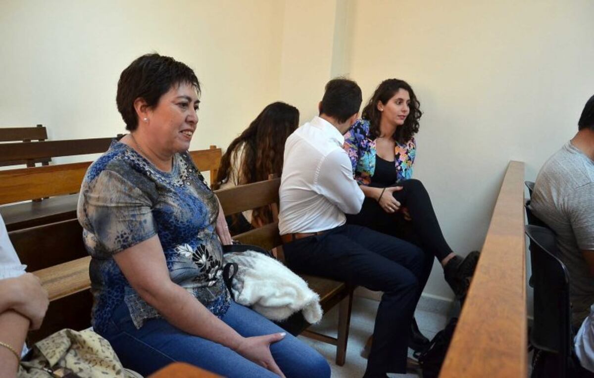 Graciela Bianchi sigue atentamente la audiencia